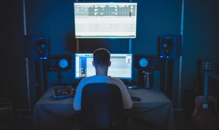 objevte svět české hudební produkce s našimi talentovanými producenty, kteří kombinují inovativní zvuk s tradičními prvky. připojte se k nám a získejte profesionální služby v oblasti hudební produkce.