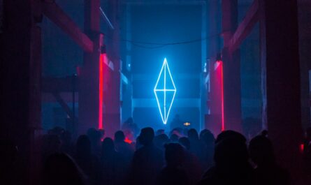 objevte fascinující svět kyberpunku, kde se futuristická technologie mísí s dystopickými realitami. prozkoumejte nejnovější trendy, umění a kulturu, které definují tento žánr, a ponořte se do příběhů plných napětí a inovací.