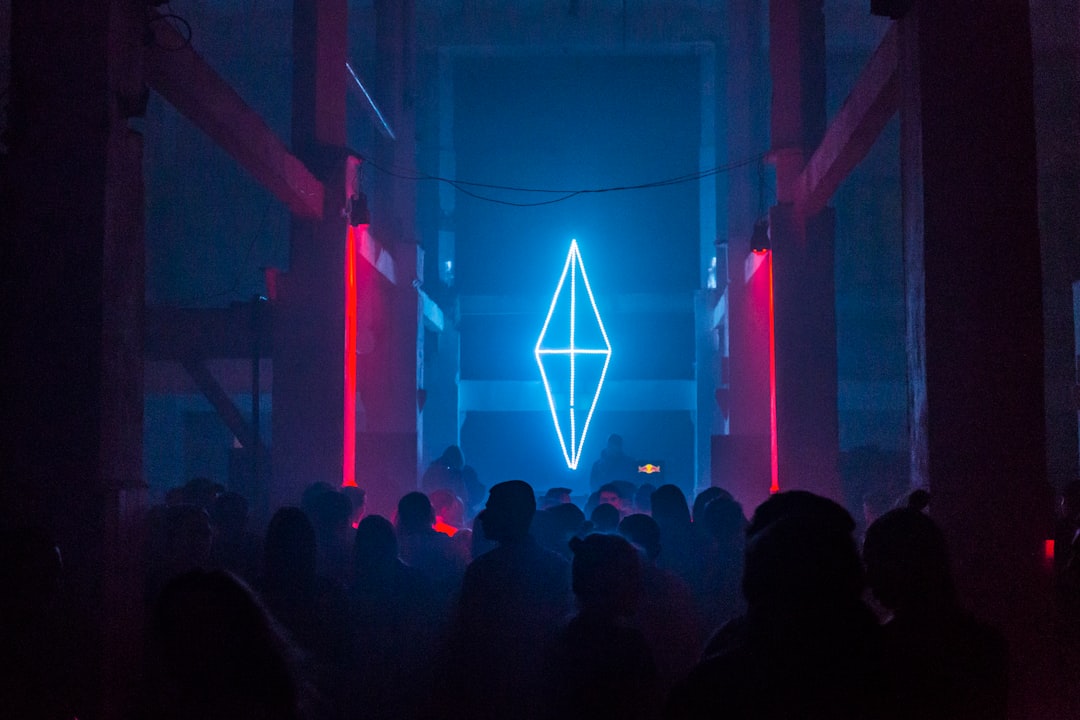 objevte fascinující svět kyberpunku, kde se futuristická technologie mísí s dystopickými realitami. prozkoumejte nejnovější trendy, umění a kulturu, které definují tento žánr, a ponořte se do příběhů plných napětí a inovací.