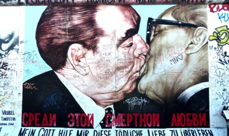 objevte fascinující život a kariéru henryho kissingera, klíčové postavy americké zahraniční politiky ve 20. století, jeho vliv na světové události a jeho názory na aktuální mezinárodní vztahy.